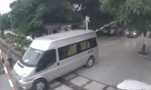 Cố tình vượt gác chắn tàu, tài xế bị tước bằng lái