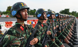 Bộ đội phòng hóa ke chân, đeo tạ tập diễu binh