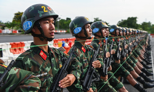 Bộ đội phòng hóa ke chân, đeo tạ tập diễu binh