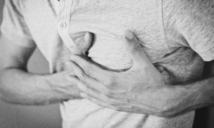 Bác sĩ phẫu thuật cảnh báo ba dấu hiệu đau tim dễ bỏ qua