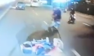 Hai thiếu niên đạp ngã người đi xe máy
