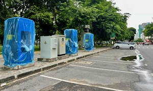 Triển khai trụ sạc siêu nhanh cho xe điện đỗ dưới lòng đường