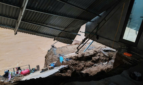 Nước lũ cuốn sập nhà, ôtô ở biên giới Quảng Trị
