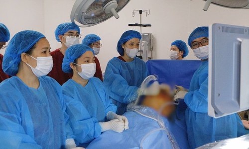 Xoay tư thế thai nhi trong bụng mẹ để can thiệp dị tật bẩm sinh