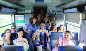Dàn siêu mẫu thể hình quốc tế trải nghiệm tuyến tàu du lịch mới ở Bình Định