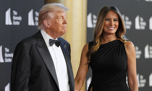 Ông Trump đi xem kịch 'Những người cùng khổ' với bà Melania
