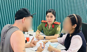 Công an trục xuất du khách nước ngoài sửa thời gian trên thị thực