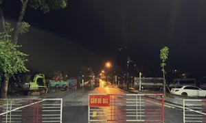 Nước lũ tràn về TP Huế giữa mùa hè