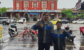 Chuyến du lịch 'chạy mưa' từ Đà Nẵng đến Huế của khách Việt