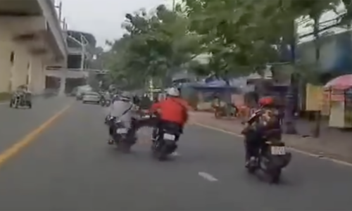 Đạp ngã người đi xe máy vì mâu thuẫn giao thông