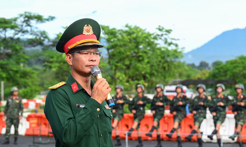 Người thầy chuyên huấn luyện bộ đội diễu binh