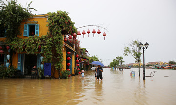 Hội An ngập giữa mùa hè, du khách lội nước đi tham quan