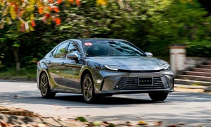 Toyota Camry giảm giá trăm triệu trong tháng 6