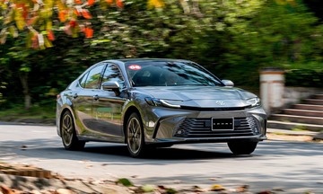 Toyota Camry giảm giá trăm triệu trong tháng 6