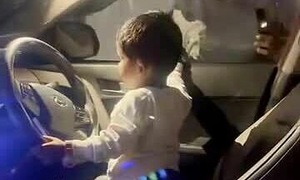 Em bé tự nhốt trong ôtô khi chơi một mình