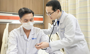 Ngực chàng trai lõm sâu chèn ép tim phổi
