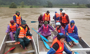 Hai chị em bị lũ cuốn lúc soi ếch