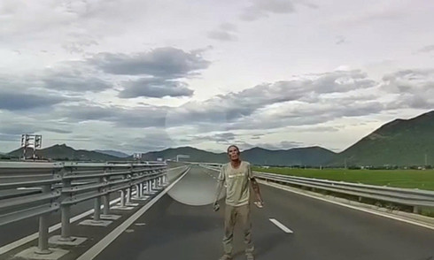 Người đàn ông cầm đá chặn xe trên cao tốc Vân Phong - Nha Trang