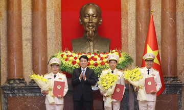 Ba thứ trưởng công an được thăng cấp bậc hàm thượng tướng