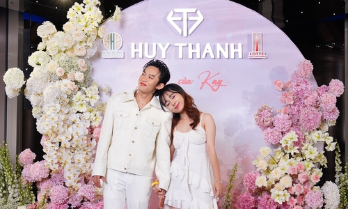 Fansign đầu tiên của Kay Trần ở Hà Nội ngập hoa, trang sức vàng