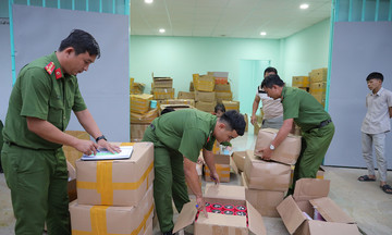 Cảnh sát bắt đường dây làm 12 tấn kem trộn, mỹ phẩm giả