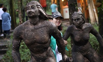Khu du lịch gây sốt vì tuyển 'người rừng'