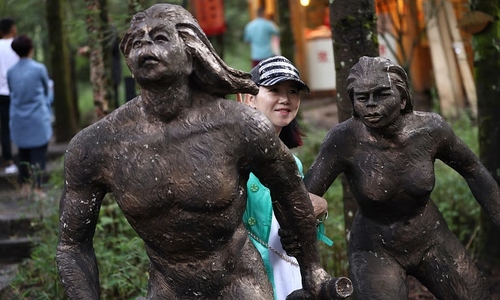 Khu du lịch gây sốt vì tuyển 'người rừng'