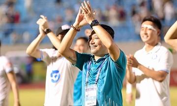 HLV Nam Định bất ngờ khi bảo vệ ngôi vô địch V-League