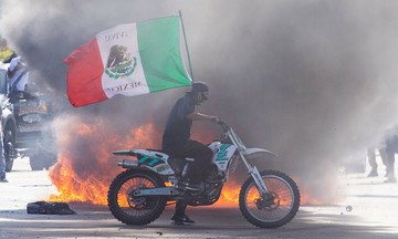 Lý do nhiều người biểu tình ở Los Angeles vẫy cờ Mexico