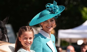 Mẹ con Vương phi Kate Middleton diện đồ đôi