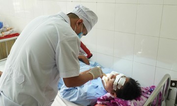 Va chạm máy bay phun thuốc, người đi xe máy bị thương nặng