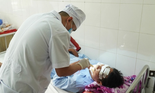 Va chạm máy bay phun thuốc, người đi xe máy bị thương nặng