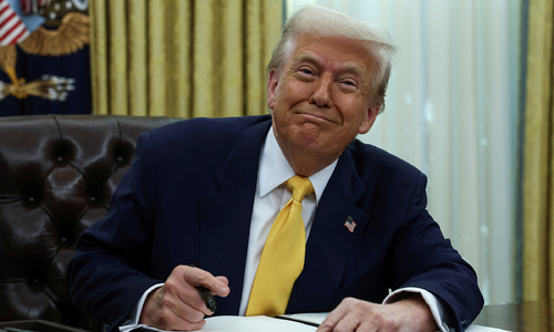 Ông Trump thu hơn 600 triệu USD từ tiền số, sân golf