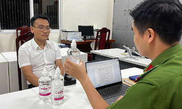 Phó chủ tịch thị trấn ở Hà Nội bị bắt vì sản xuất cồn giả