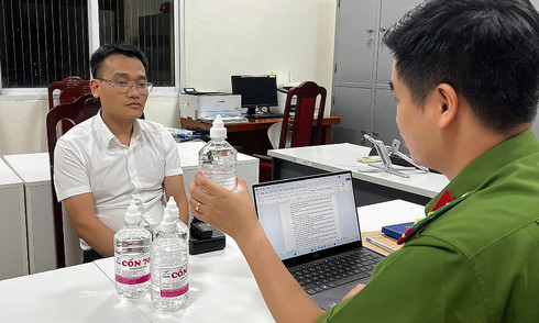 Phó chủ tịch thị trấn ở Hà Nội bị bắt vì sản xuất cồn giả