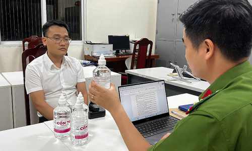 Phó chủ tịch thị trấn ở Hà Nội bị bắt vì sản xuất cồn giả