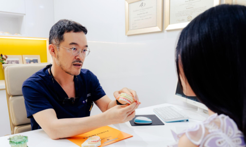 Tiến sĩ nha khoa Mỹ cảnh báo hệ lụy khi trồng răng sai kỹ thuật từ lần đầu