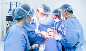 Bướu giáp thòng xuống ngực gây khó thở