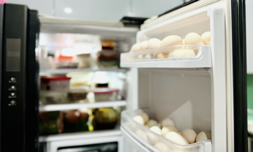 Có nên để trứng, sữa vào cánh cửa tủ lạnh?