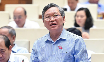 'Tại sao bộ máy quản lý bao phủ, hàng giả vẫn lọt bệnh viện, trường học?'