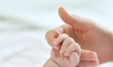 'Người cũ' từ chối đứng tên trên giấy khai sinh của con tôi