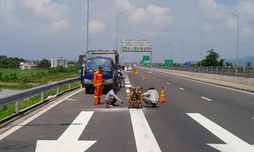 Kẻ lại vạch lối ra trên cao tốc Vĩnh Hảo – Phan Thiết