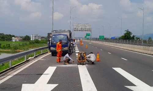Kẻ lại vạch lối ra trên cao tốc Vĩnh Hảo – Phan Thiết