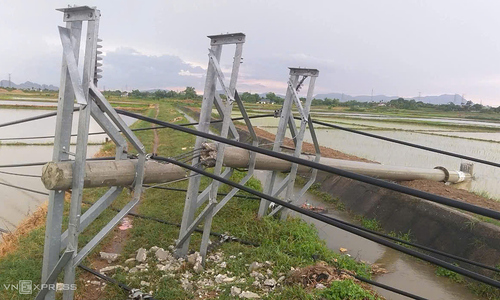 Hàng loạt cột điện gãy đổ sau cơn giông