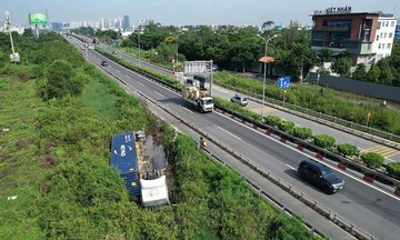 Xe container lao khỏi đường dẫn cao tốc TP HCM - Long Thành