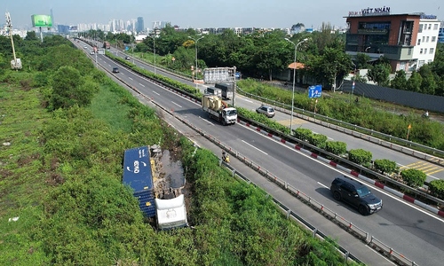 Xe container lao khỏi đường dẫn cao tốc TP HCM - Long Thành