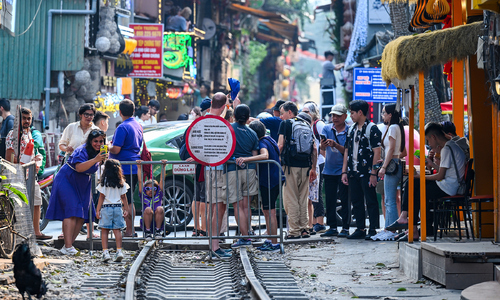'Đừng lùa khách Tây khỏi phố đường tàu, rất phản cảm'