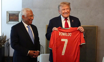 Ronaldo tặng áo cho Tổng thống Trump