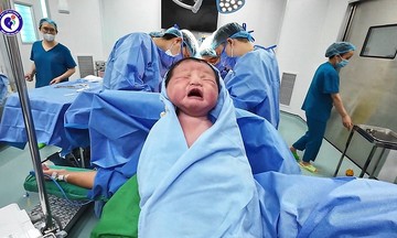 Bé trai chào đời nặng 5,2 kg