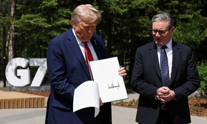 Thủ tướng Anh giải thích việc nhặt giấy tờ dưới chân ông Trump